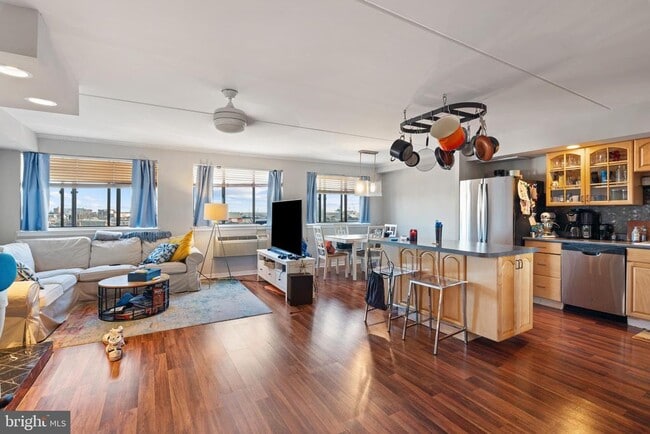 Building Photo - 200 Lombard St