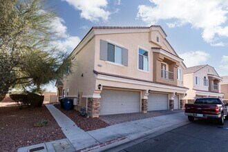 Building Photo - LARGE 3 BED, 2.5 BATH TOWNHOME IN GATED ALIANTE POOL COMMUNITY