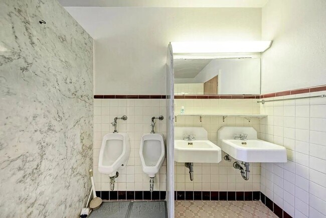 Building Photo - Spacious 14-Bedroom Property Ideal for Groups & Organizations