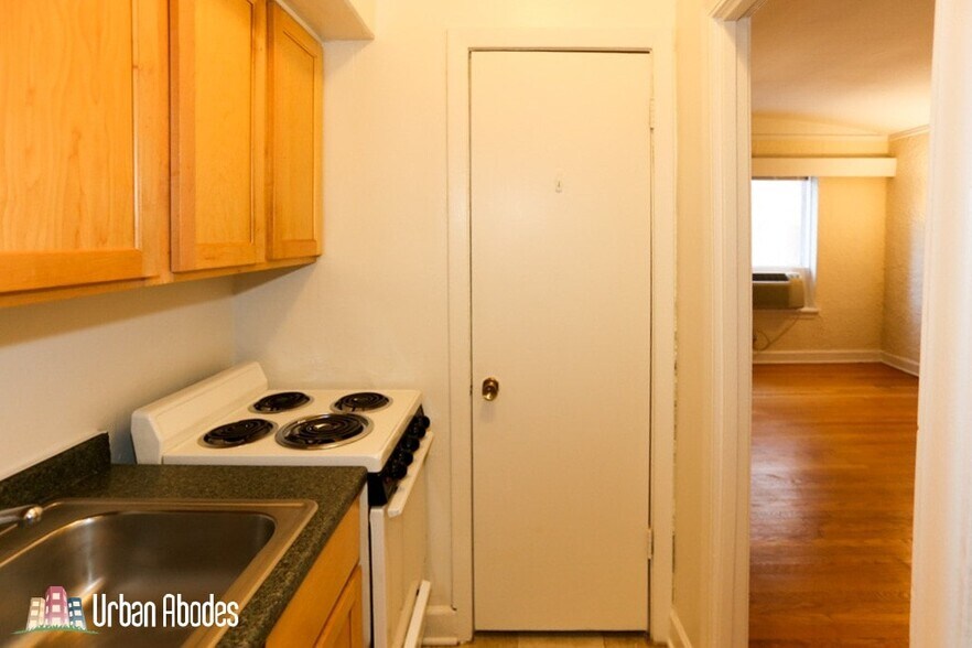 Building Photo - 539 W Arlington Pl