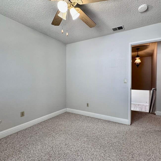 Building Photo - NOW AVAILABLE - 4 BED, 3 BATH, 2 CAR GARAG...