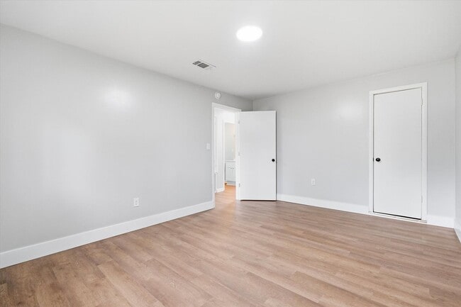 Building Photo - 924 W Huntington Ave
