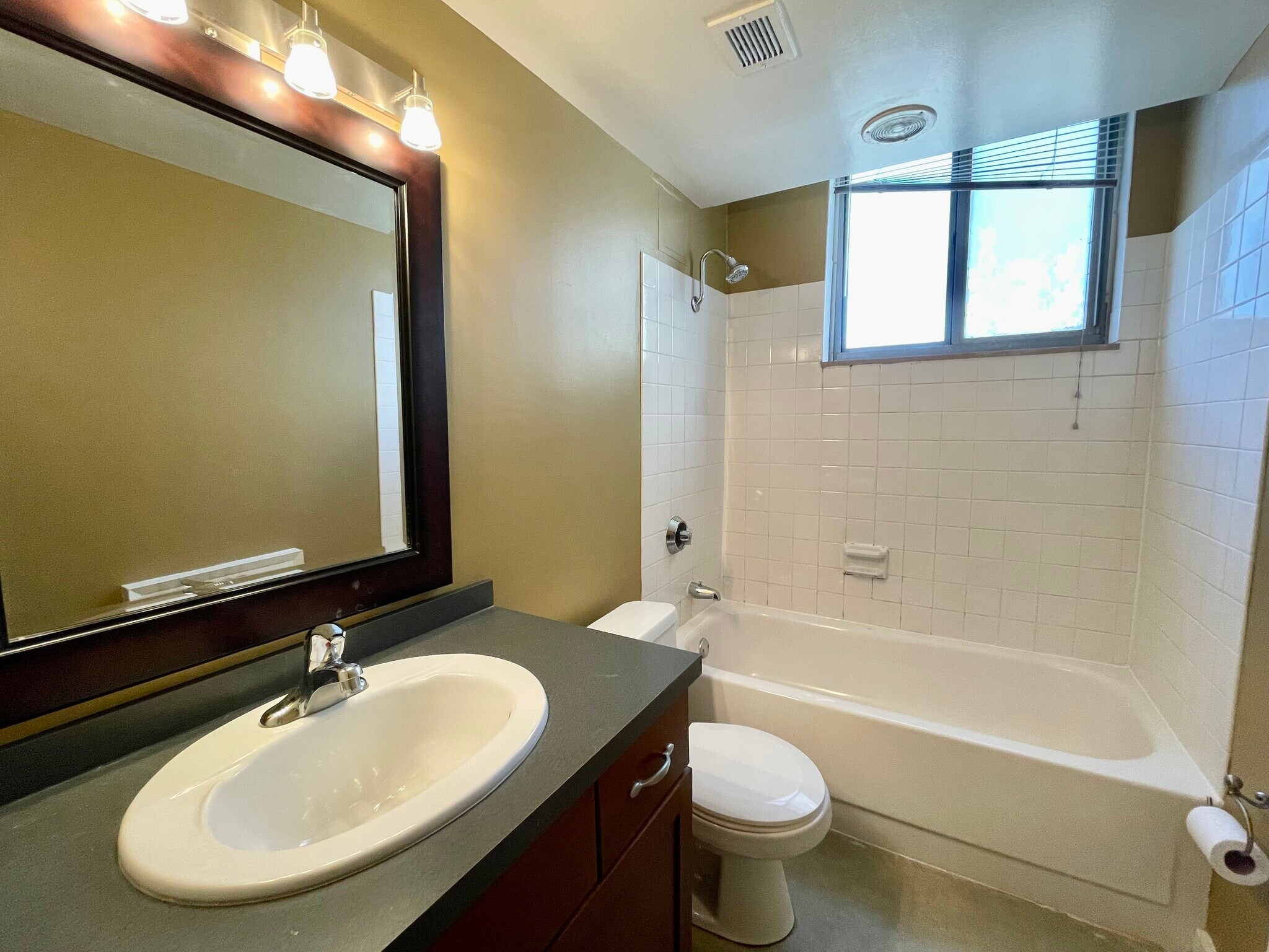 Building Photo - 600 E 8th St