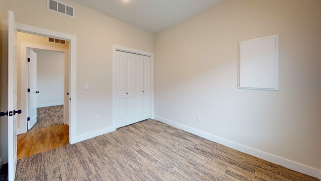 Building Photo - 1119 N Broadview Ln