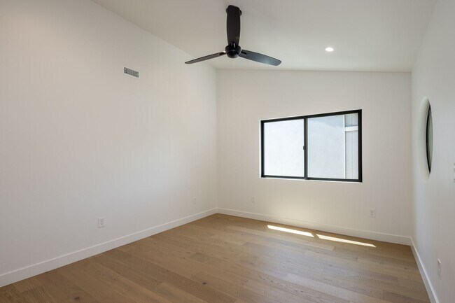 Building Photo - Gorgeous Fully Remodeled 5 Bedroom Home wi...