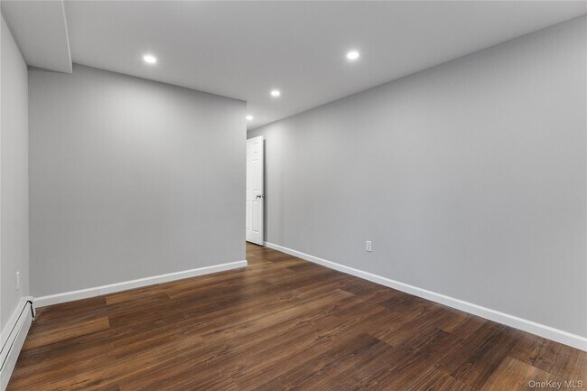 Building Photo - 840 E Broadway