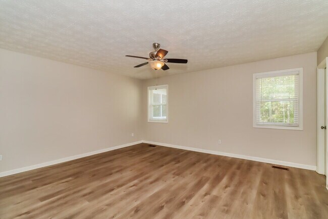 Building Photo - 909 N Lassetter Cir