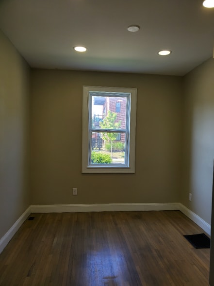 Building Photo - 90 E 8th Ave