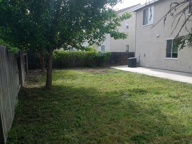 Building Photo - Excellent Elk Grove Location, Spacious 4 b...