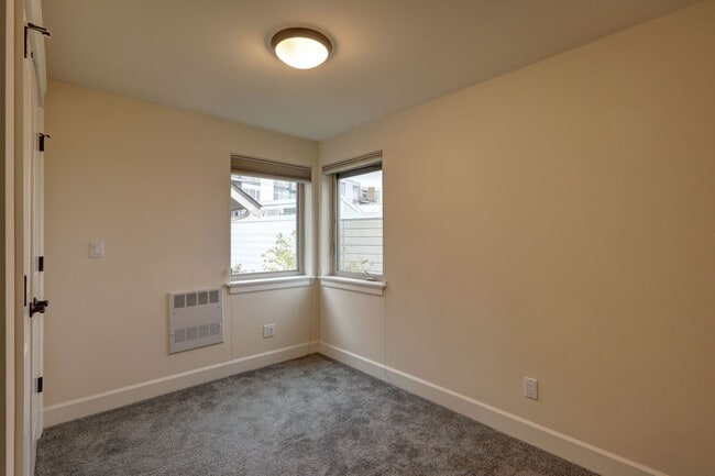 Building Photo - Grand 4 bedroom /2.5-bathroom Townhome w/ Sweeping Views of Lake Union & Cascades!
