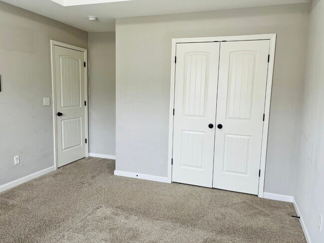 Building Photo - WOW! 5 bed, 4 full baths, brick exterior, ...