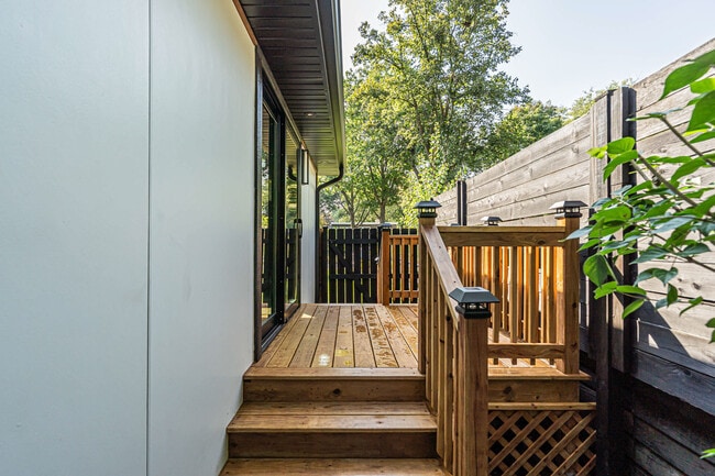 Building Photo - 623 Echo Ln