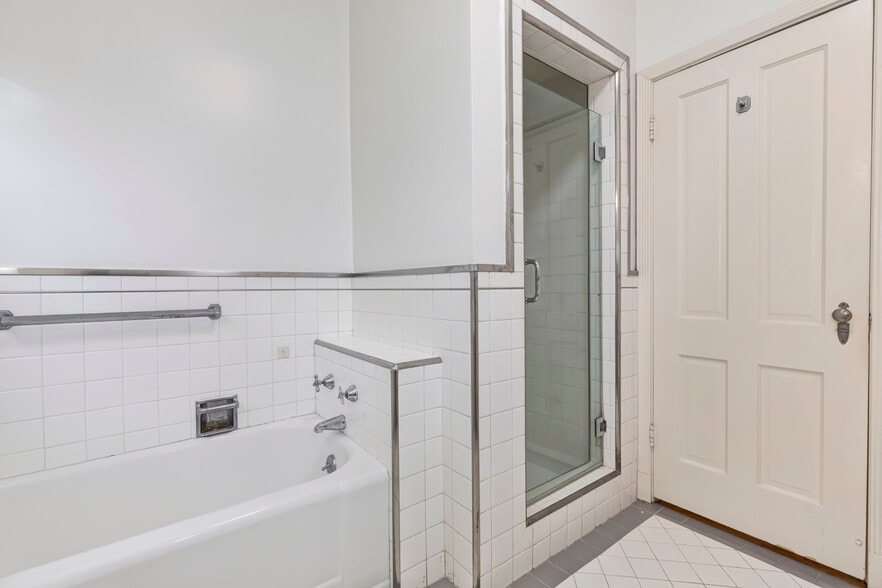 tub and shower - 439 S Palm Dr