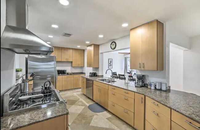 Building Photo - 2806 SW 38th Terrace