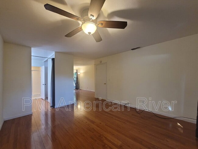 Building Photo - 8387 La Riviera Dr