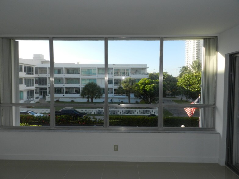 Building Photo - 10230 Collins Ave