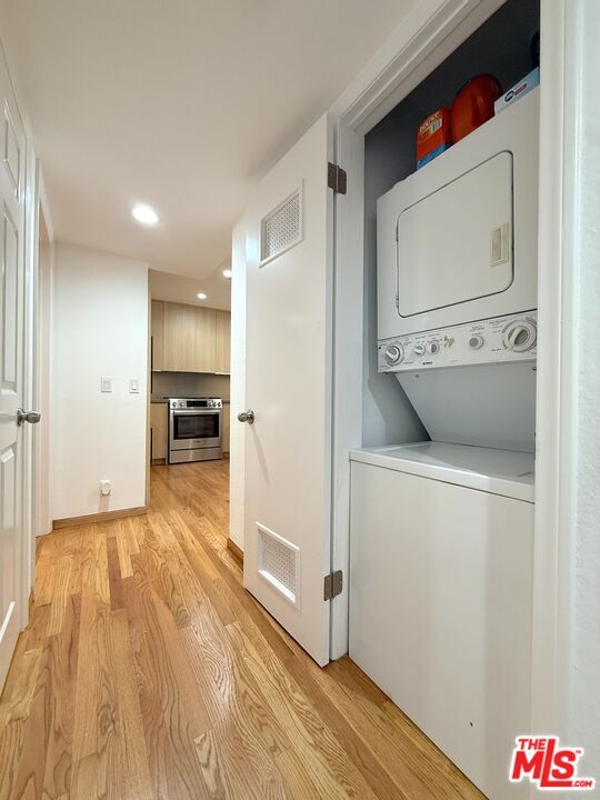 Building Photo - 805 N W Knoll Dr