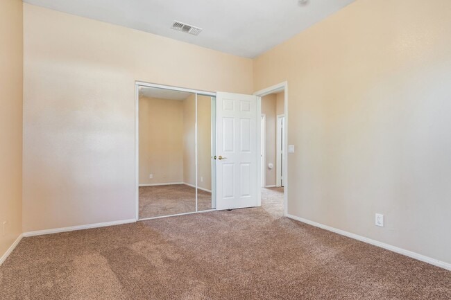 Building Photo - 3 Bedroom home in the beloved Joshua Tree area