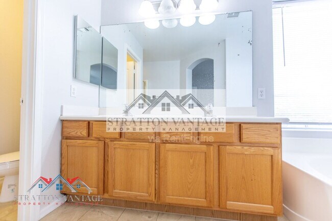 Building Photo - 2805 S Abbey Cir