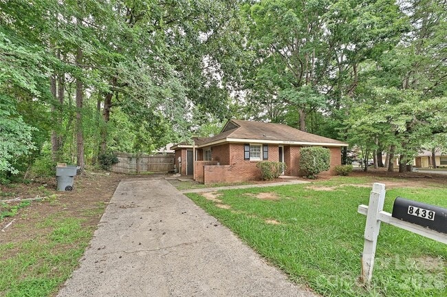 Building Photo - 8439 Country Oaks Rd