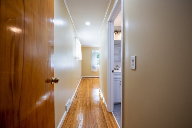 Building Photo - 503 Pineview Dr