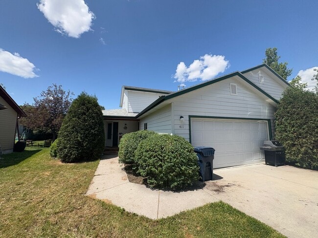 Building Photo - Classic 3 Bedroom 2 Bath Home with Attache...