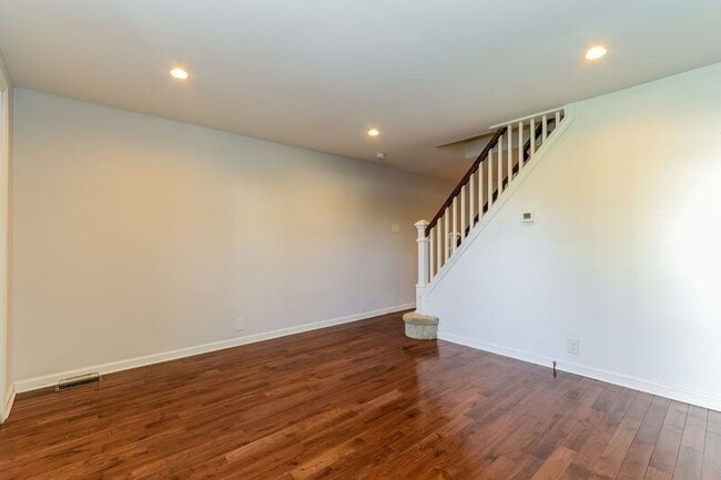 Building Photo - 551 Summit St