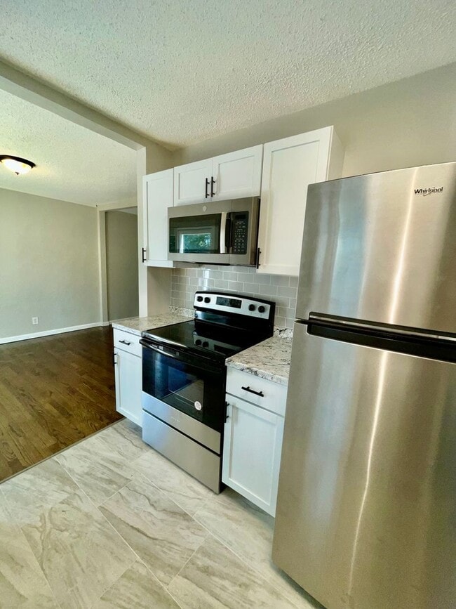 Building Photo - Updated 4-Bedroom Bungalow with Modern Kit...