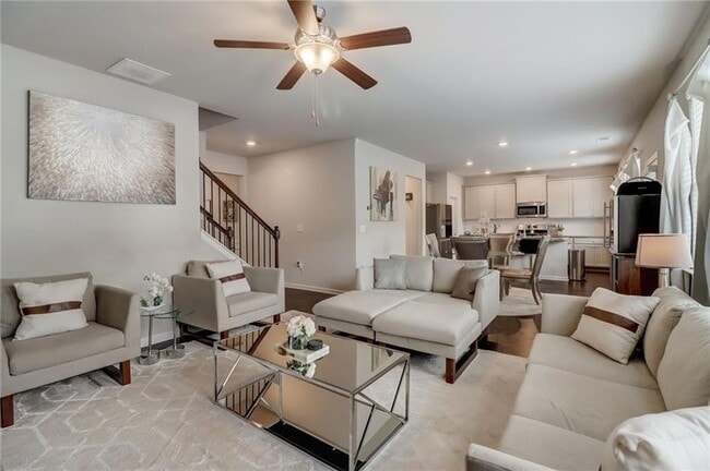 Building Photo - 7246 Gladstone Cir