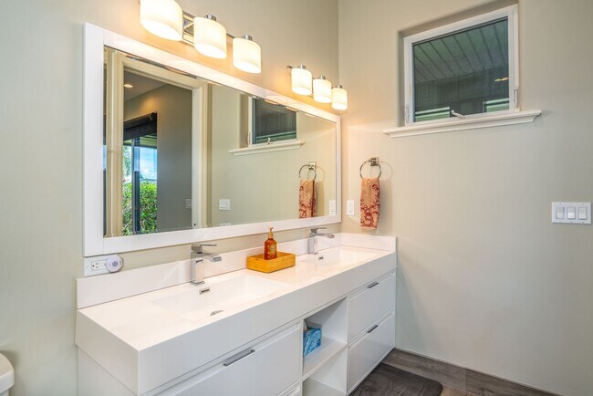 Building Photo - Stunning Single-Lever 2 Bed/ 2 Bath Home in Kaanapali Coffee Farms