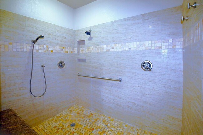 Building Photo - 2002 Singing Hls