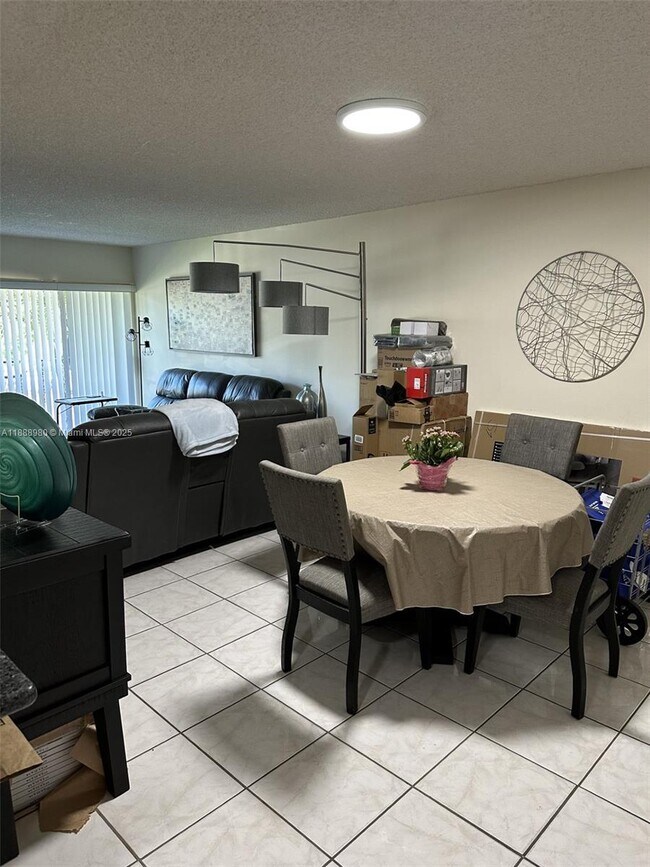 Building Photo - 9150 Fontainebleau Blvd