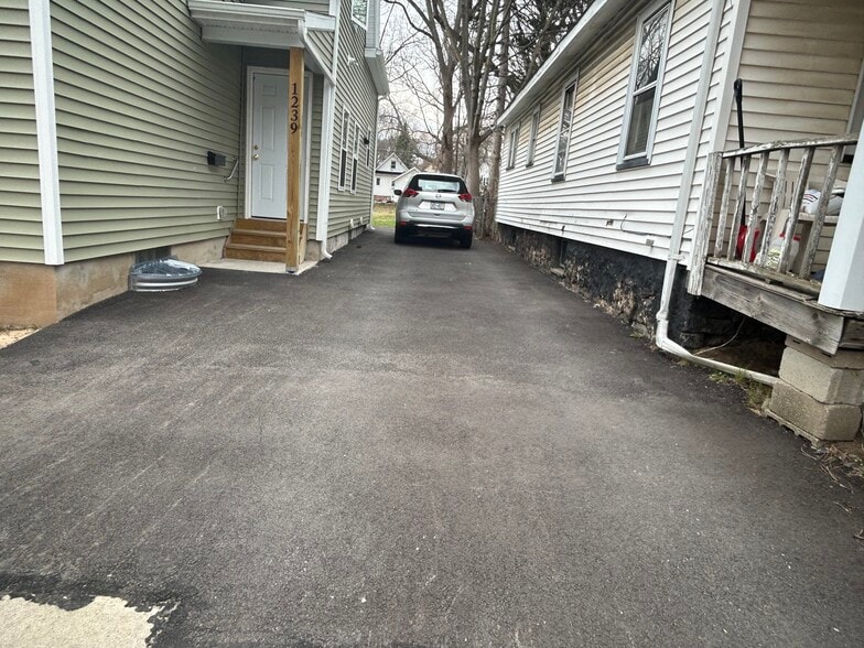 Building Photo - 1239 Plymouth Ave S