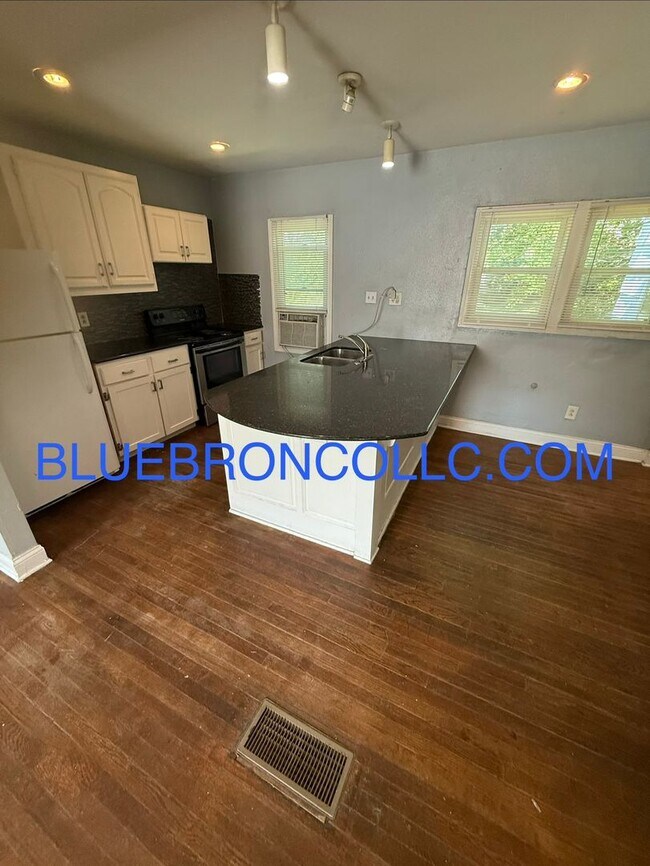 Building Photo - Charming house with nice updates and Granite countertops