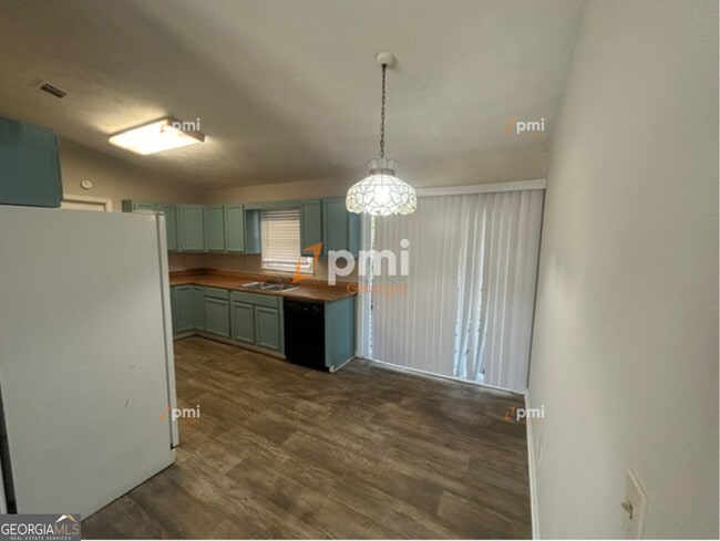 Building Photo - 667 Rae Dr SW