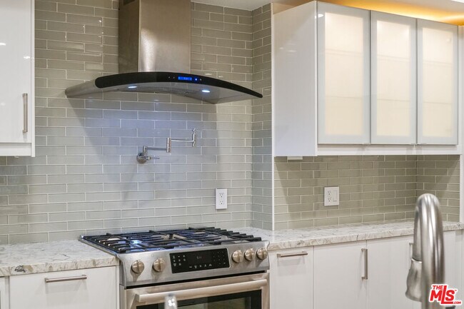 Building Photo - 15233 Magnolia Blvd