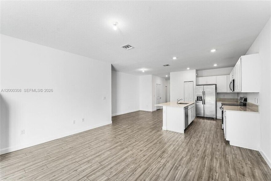 Building Photo - 4612 Hollister Ave