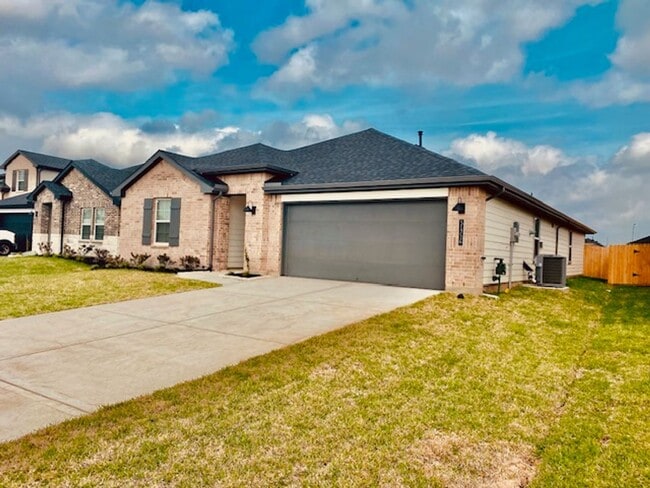Building Photo - Grand Entry W/High Ceilings! Gorgeous Ligh...