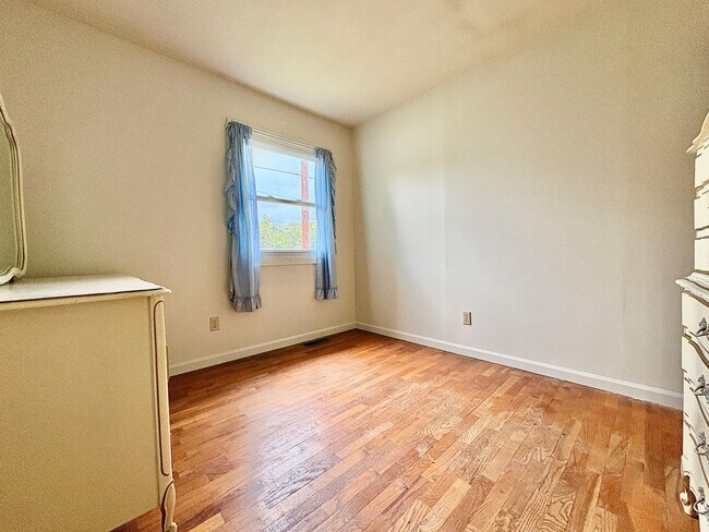 Building Photo - 2306 Elwood Ave