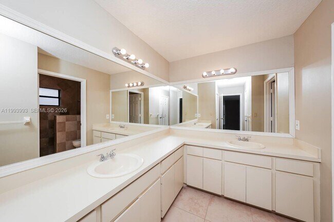 Building Photo - 845 Daffodil Dr