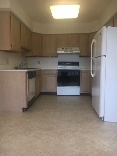 Kitchen - 3001 E Chestnut Ave
