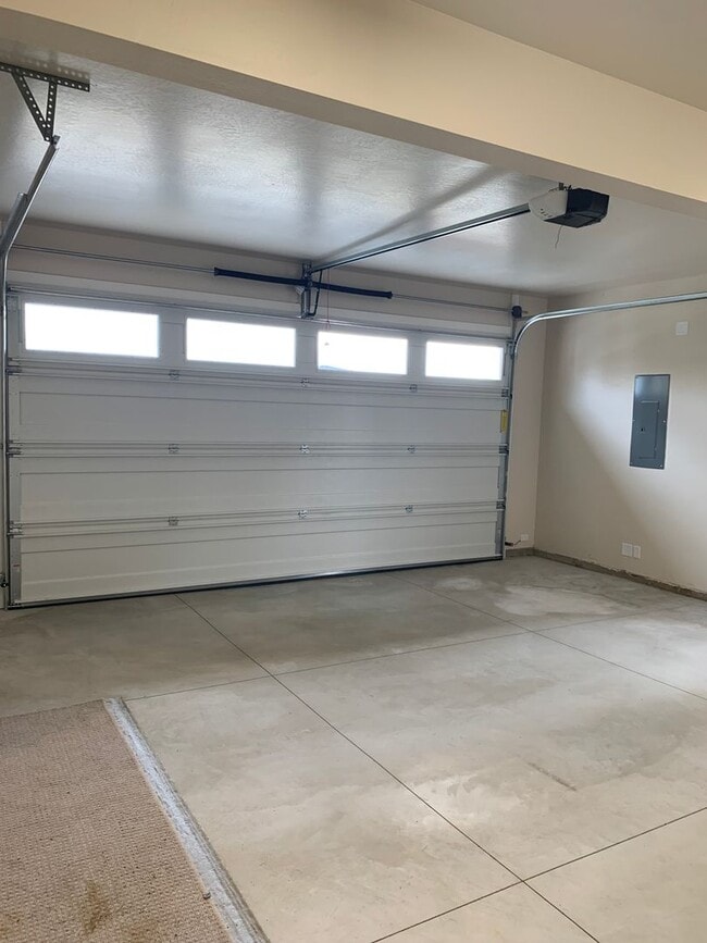 Building Photo - 3 Bedroom 2 Bath Single Family home with L...