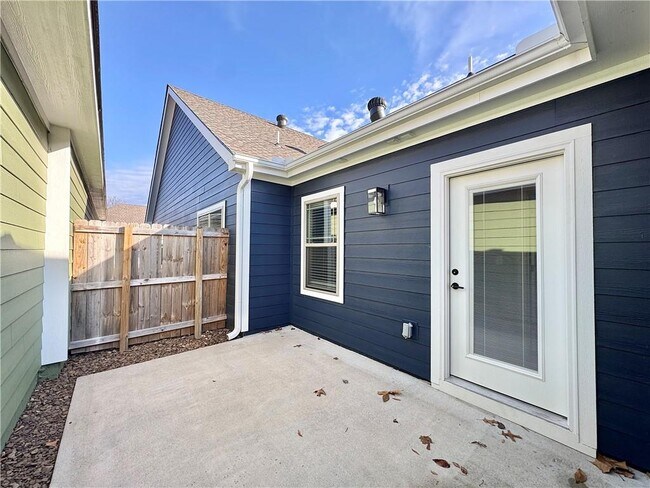 Building Photo - 700 NE Hts Ln