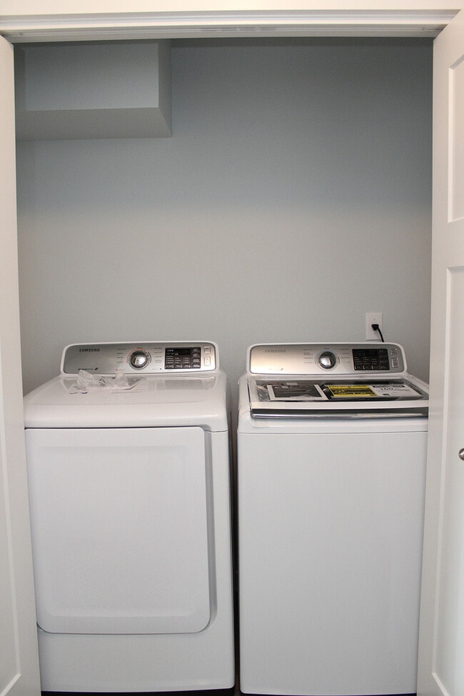 Building Photo - 827 NW Victoria Ave