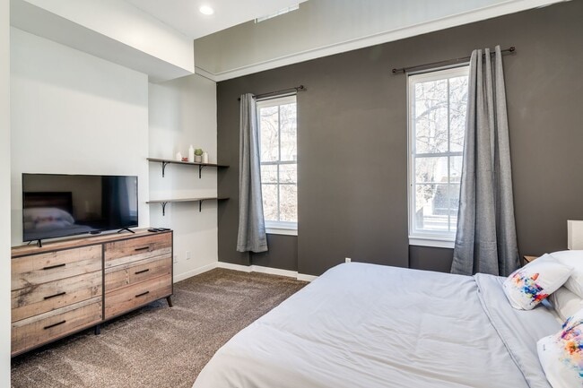 Building Photo - Urban Luxury with Stunning City Views – 2B...