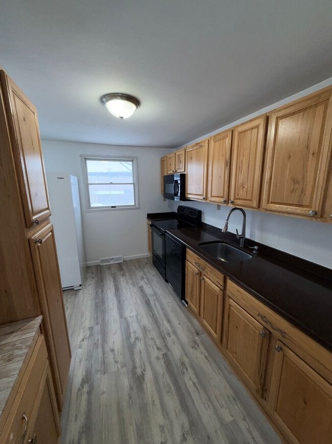 Building Photo - Move- In Ready 3-Bedroom Home in a Desirable Residential Area