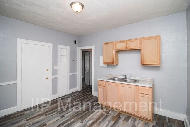Building Photo - Charming and Refinished 2 Bedroom in Cleve...