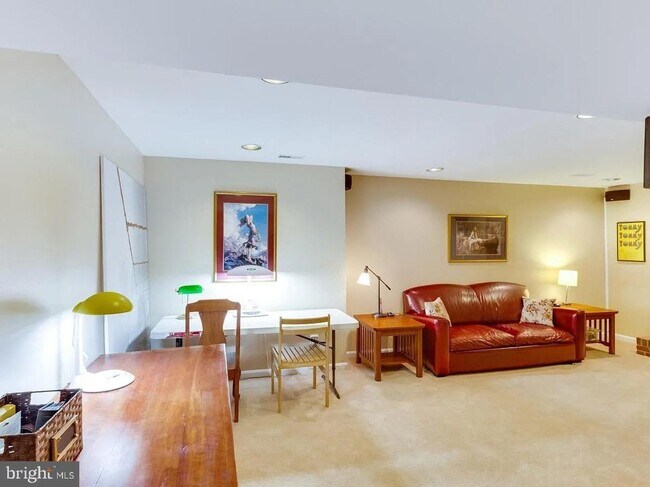 Building Photo - Location and comfort