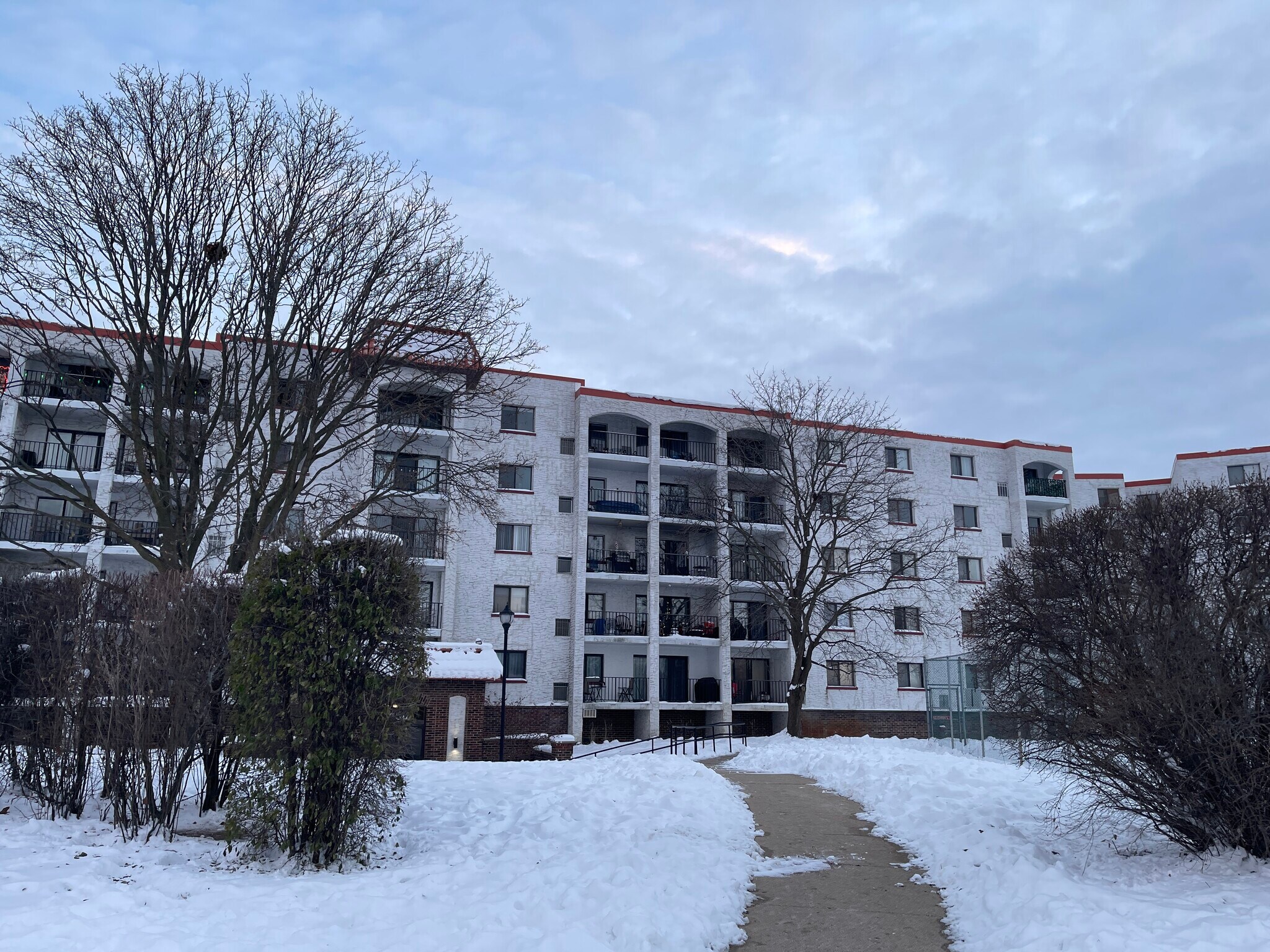 Building Photo - 450 Plum Creek Dr