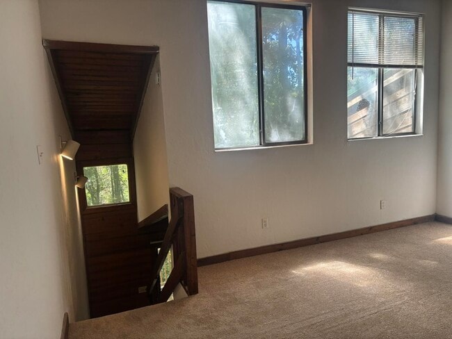 Building Photo - 307 Vantage Point Ln